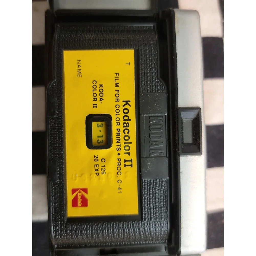 Kodak Instamatic 100 Vintage 126 Film Camera w Kodak Color II Film